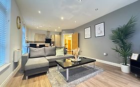 Modern Two Bedroom Apartment Birmingham City Centre - 2 Bathrooms - Sleeps 6 Guests - Free Underground Parking - Fast Speed Internet